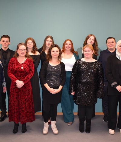 Die Absolventinnen und Absolventen des Kurses GKPH 2025 mit ihren Kursleitungen.