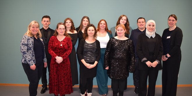 Die Absolventinnen und Absolventen des Kurses GKPH 2025 mit ihren Kursleitungen.