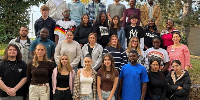 Kurs 26-29 O Das Bild zeigt eine Gruppe junger Menschen, die in vier Reihen stehen und in die Kamera schauen. Die Personen sind die Auszubildenden des Kurses 26 - 29 O.